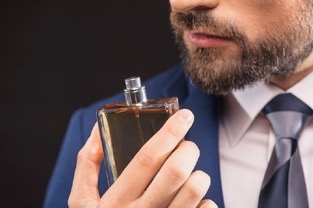 Scheersalon informatie - Geuren - Sfeer man ruikt aan geur Scheersalon informatie - Geuren - Sfeer man ruikt aan geur